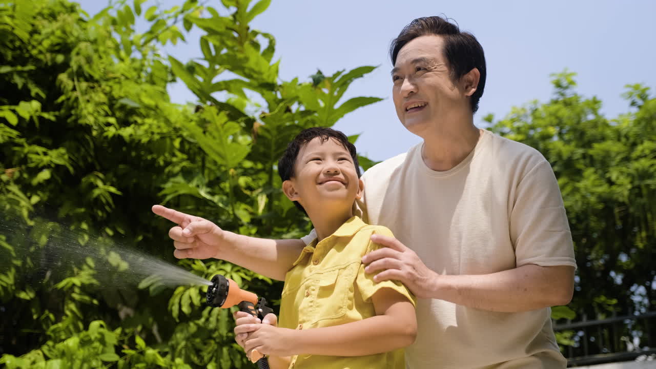 뒷마당 에 있는 아시아인 남자 와 소년