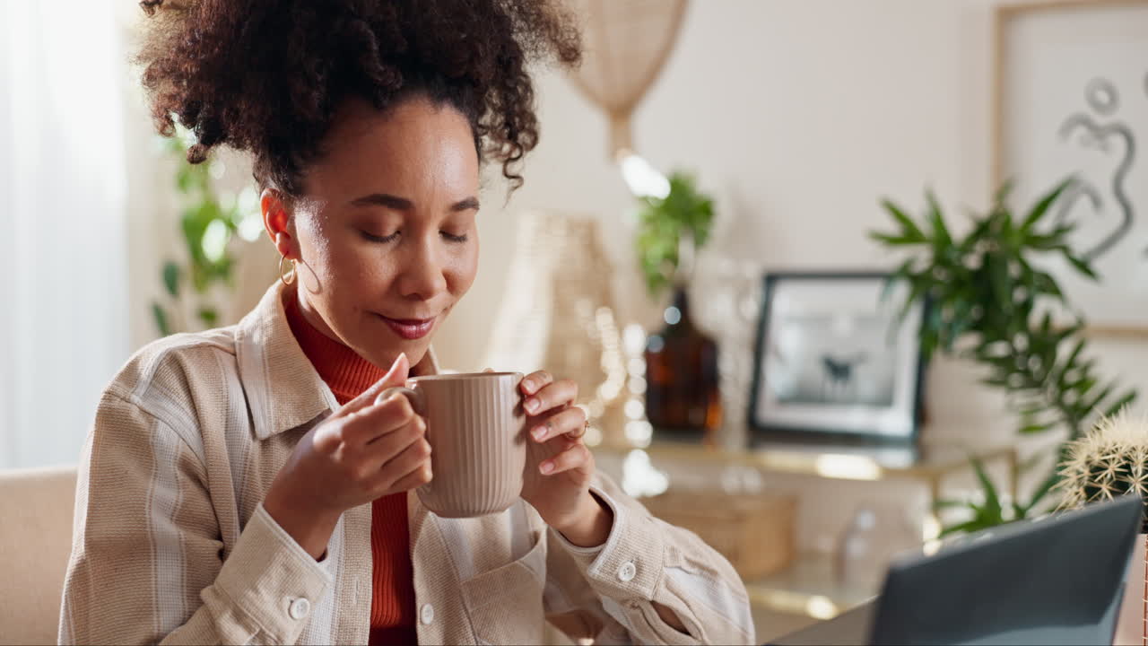 mujer disfrutando de una pausa para el café en casa