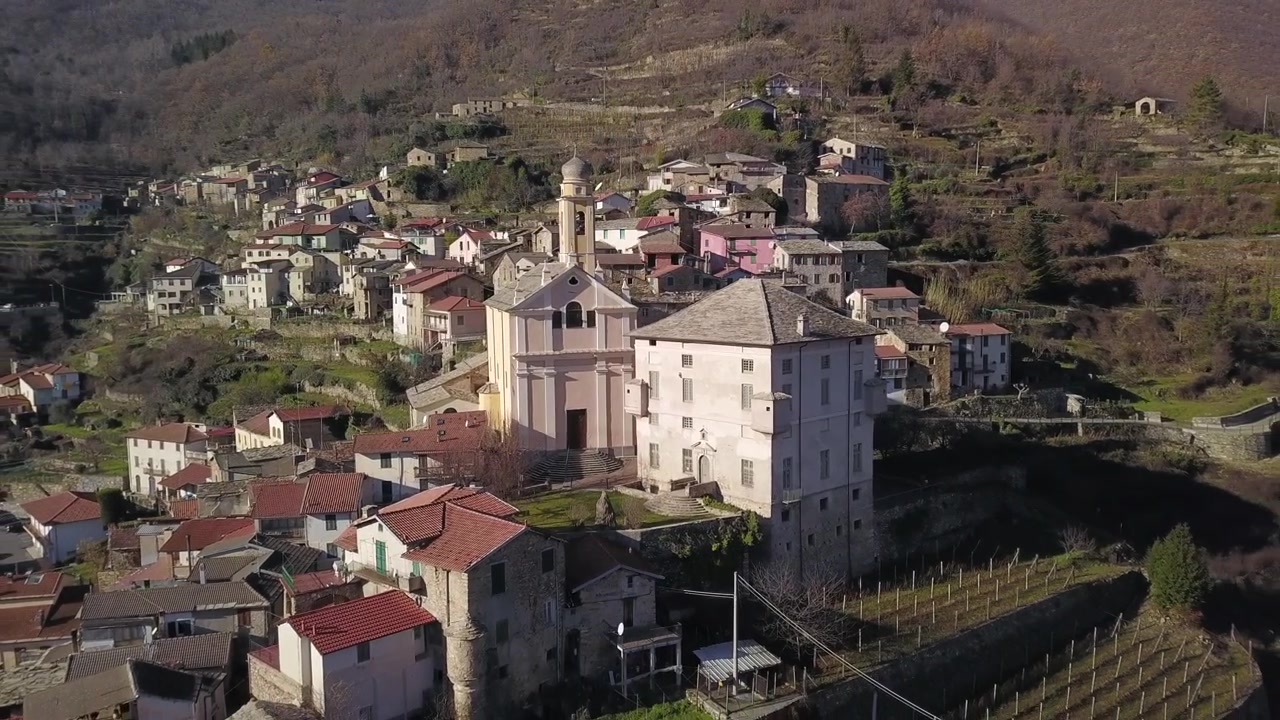 Rezzo, Imperia, Italia, è un piccolo e bellissimo villaggio italiano situato a pochi chilometri a sud-ovest di Genova. Questa clip fa parte di una serie di riprese con drone.