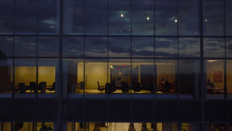 Retire-Imágenes-De-Oficinas-Detrás-De-Ventanas-En-Un-Edificio-Moderno.-Toma-De-Fotograma-Completo-De-La-Pared-De-Vidrio-Del-Rascacielos-De-Negocios-En-La-Ciudad.-Manhattan,-Ciudad-De-Nueva-York,-Estados-Unidos