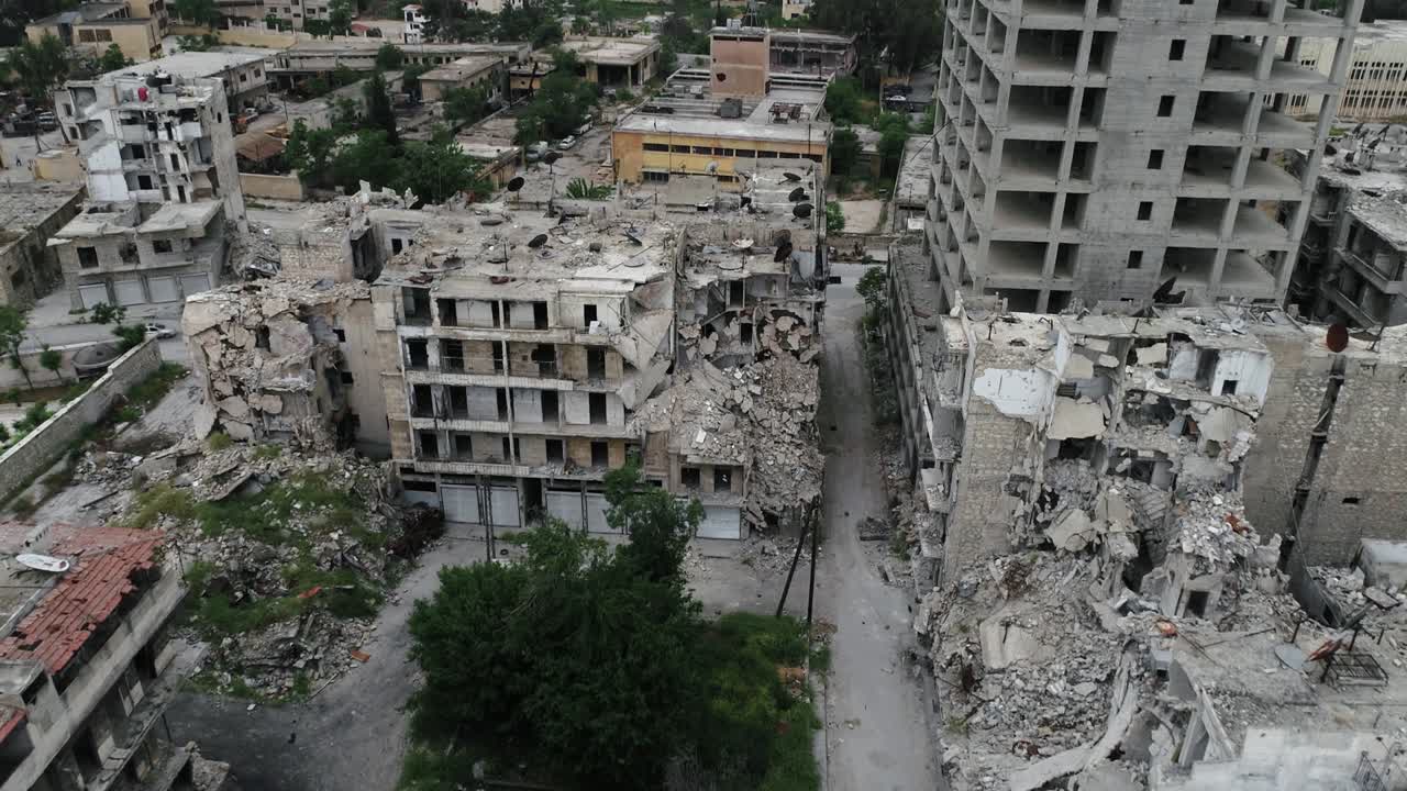 techo de los edificios de alepo bajo la luz del sol. vista por encima de los edificios en ruinas de la ciudad siria - vista aérea con un dron 4k