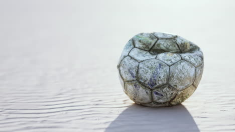 Einzelner-Ball-Am-Strand-Mit-Niemandem