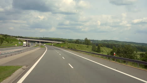 conduciendo por la autopista, mientras realiza un viaje familiar por carretera