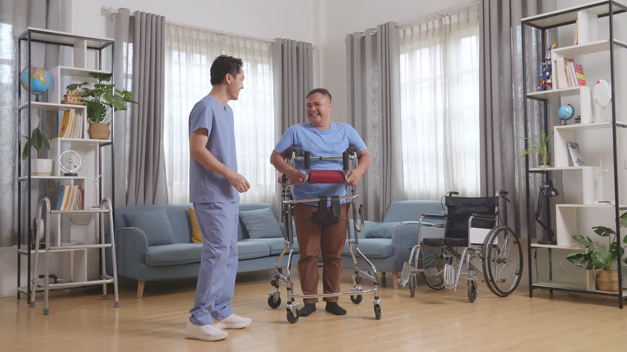 아시안 남성 간호사가 집에서 물리 치료를 하는 동안 워커에 서있는 환자와 이야기하면서 웃고 있습니다.