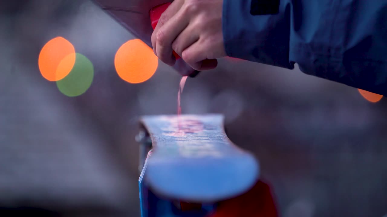 aplicar cera derretida caliente a los esquís