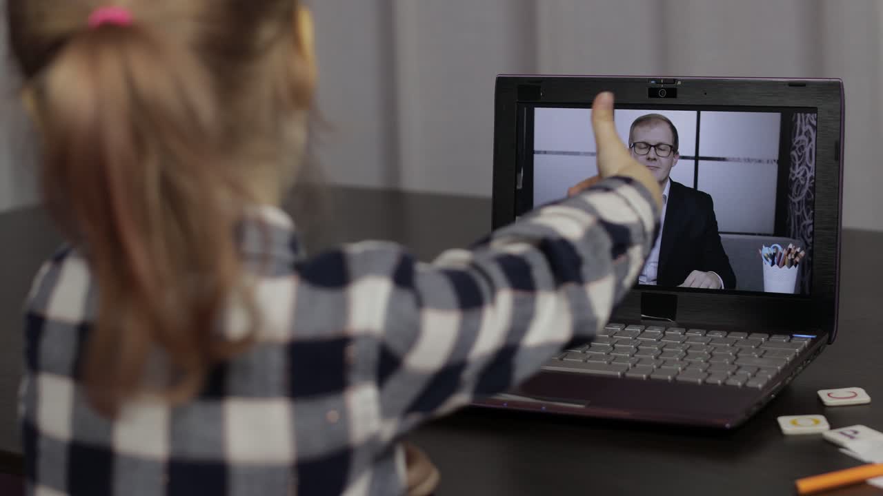 niños alumnos educación a distancia en portátil. lección en línea en casa con el maestro
