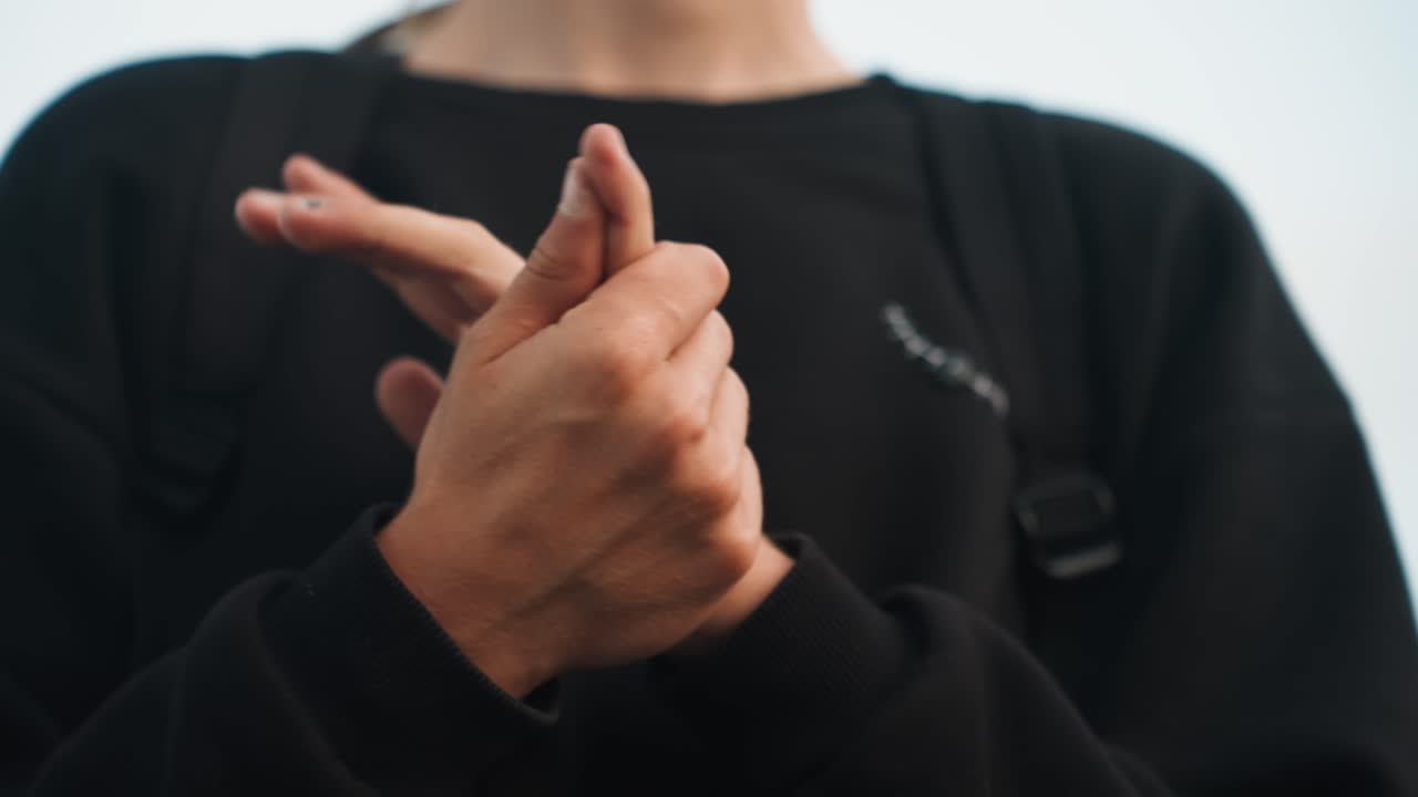 Posa serena e consapevole. Pratica la serenità con le punte delle dita unite in pacifica concentrazione. Un individuo dimostra calma concentrazione attraverso un sereno posizionamento delle mani e una pratica di meditazione consapevole.