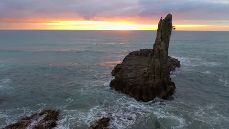 toma inclinada de las rocas de la catedral y el océano arremolinado con un espectacular cielo de puesta de sol como telón de fondo en nueva gales del sur, australia - toma aérea
