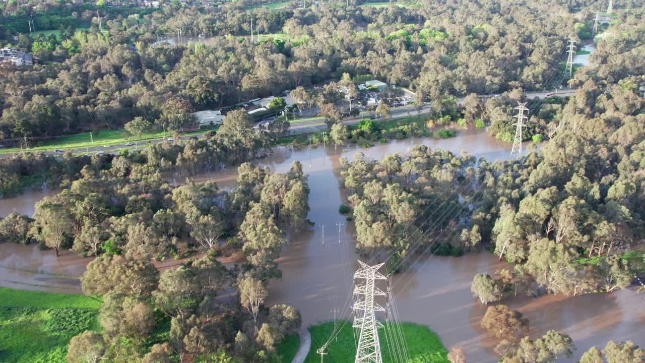 Filmato drone laterale di Manningham Road e dell'area di Yarra Flats inondati dall'acqua alluvionale il 14 ottobre 2022