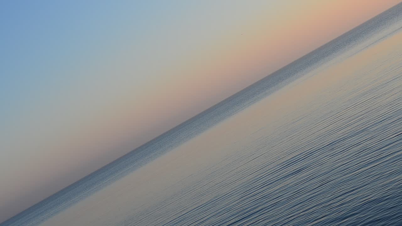 斜めからの撮影。海の風景。