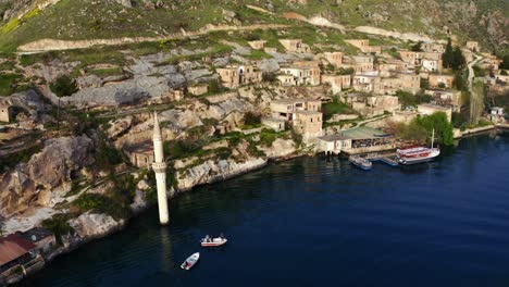 土耳其桑利烏爾法 (sanliurfa) 尤弗拉底河邊的古老哈爾菲蒂 (old halfeti) 歷史村的著名沉沒清真寺