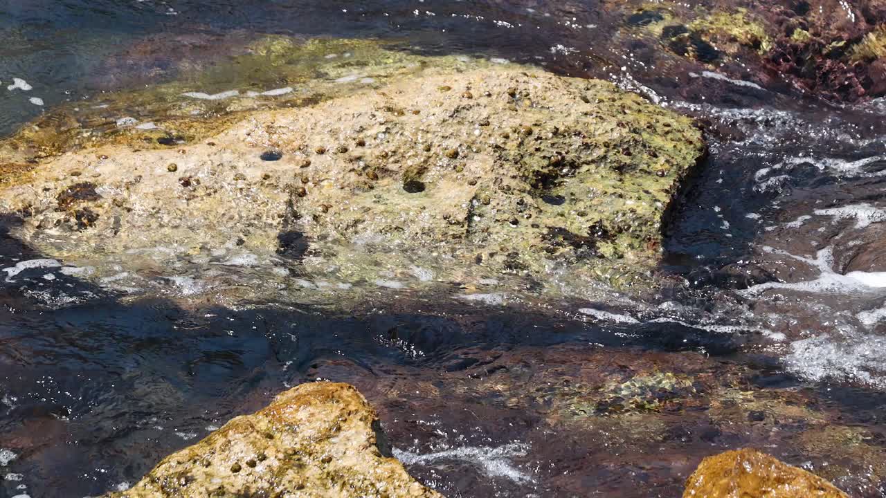 Havbølger slår mod kystklipper