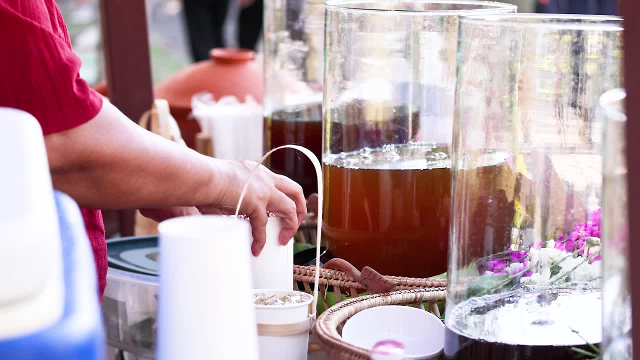 야외 공원 식료품 스탠드에서 음료를 준비하는 사람