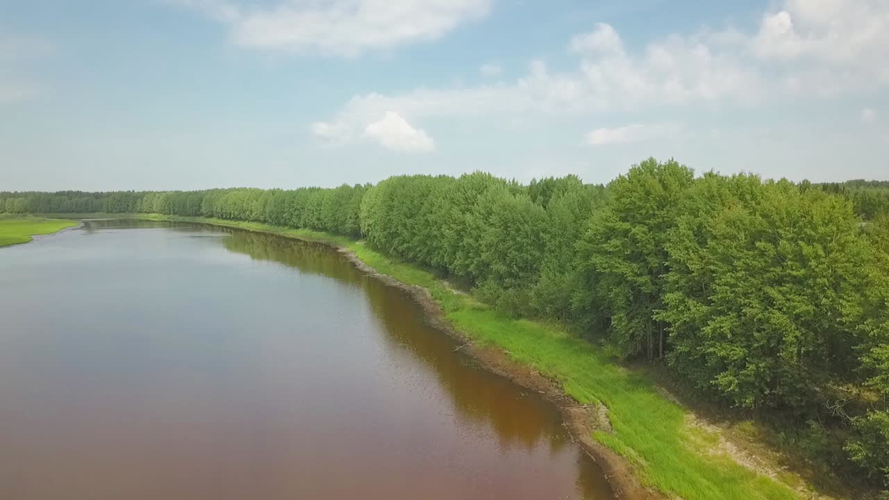 речный и лесной ландшафт