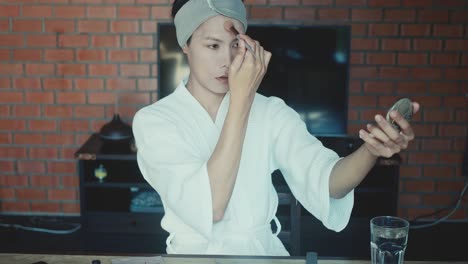 집 에서 메이크업 을 하는 여자