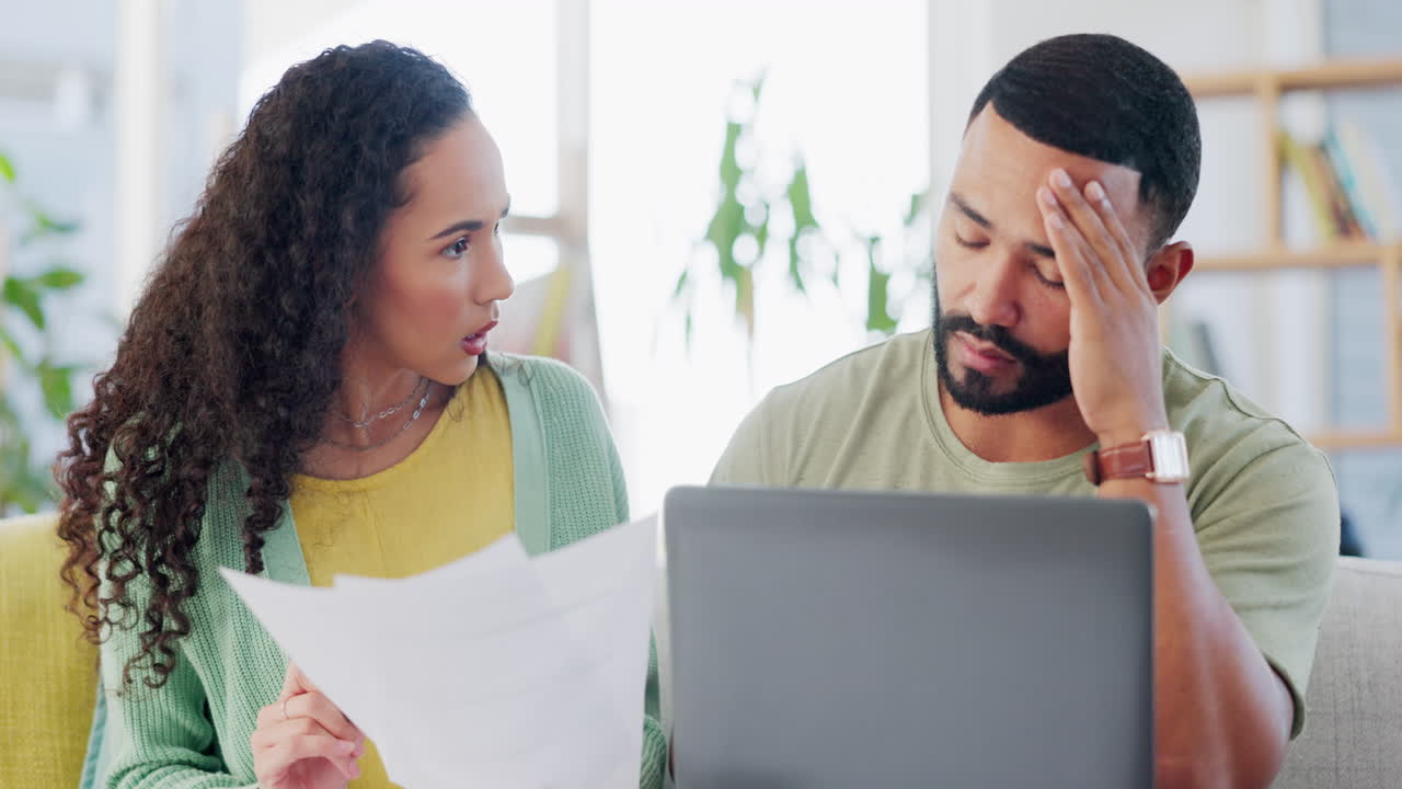 casa, discuten y pareja enojada con facturas