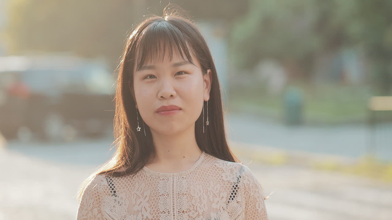 젊은 아시아 여자의 초상화