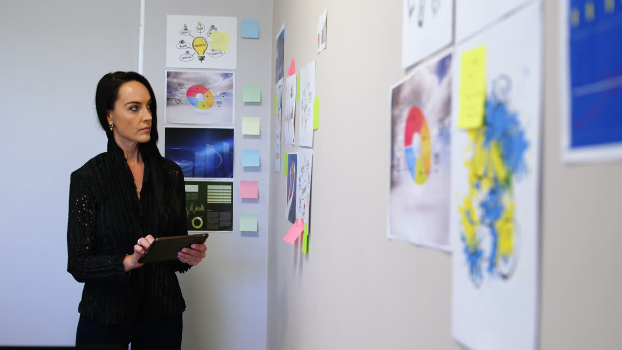 ejecutivo de negocios usando tableta digital 4k