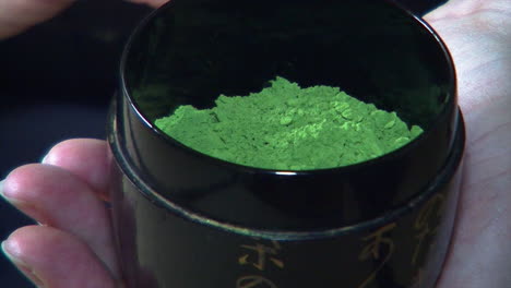 Matcha-Dentro-De-Un-Bote-De-Té-Chazutsu