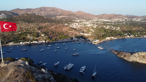 malerische aussicht auf die küstenlinie von gumusluk bodrum in der türkei - drohnen-aufnahme