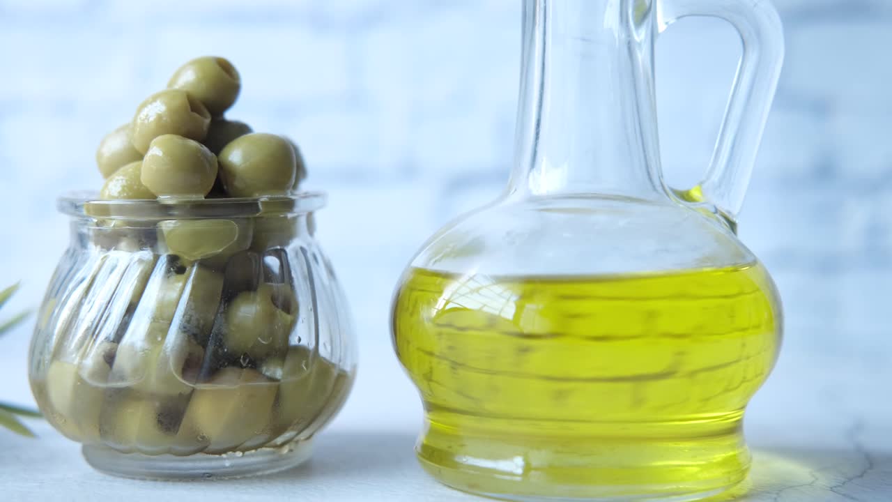 aceitunas verdes y aceite de oliva