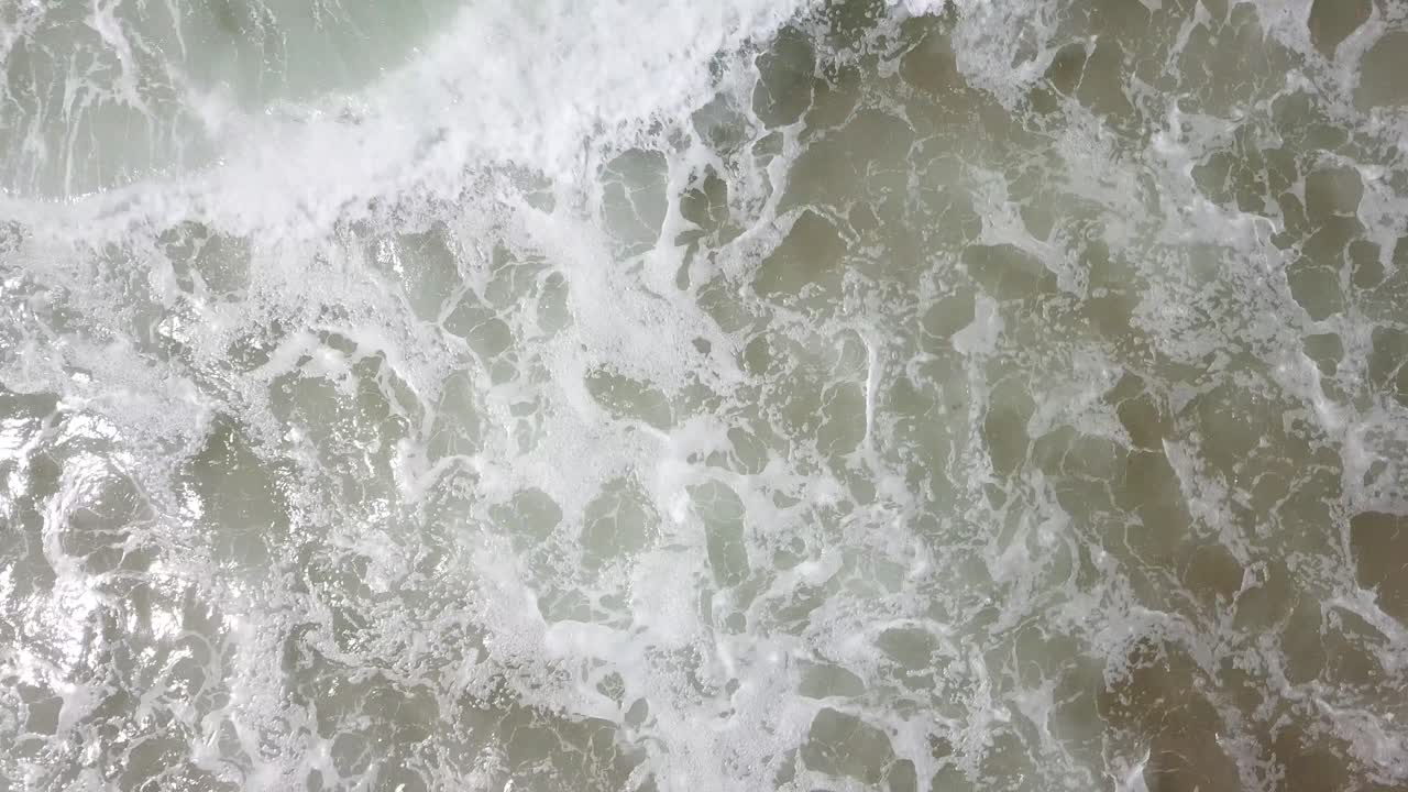 las olas cubren otras olas. tiro aéreo