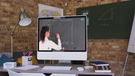maestra caucásica en la pantalla de la computadora durante una videollamada