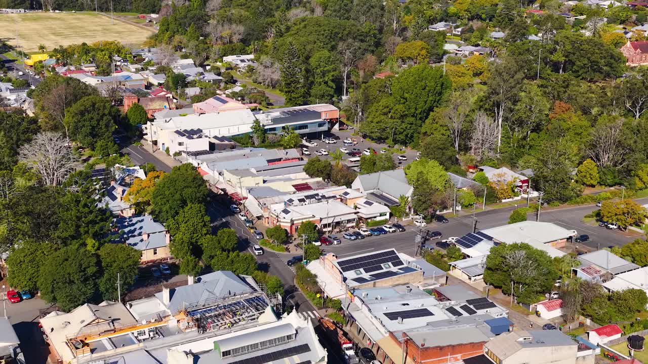 Toma de dron en picado revela la calle principal y los tejados del pueblo rural de Glen Innes.
