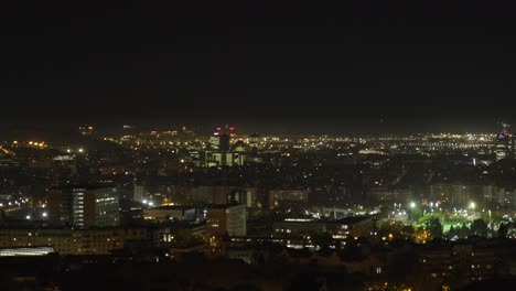 Horizonte-Del-Distrito-Residencial-Y-De-Negocios-De-Barcelona-Por-La-Noche