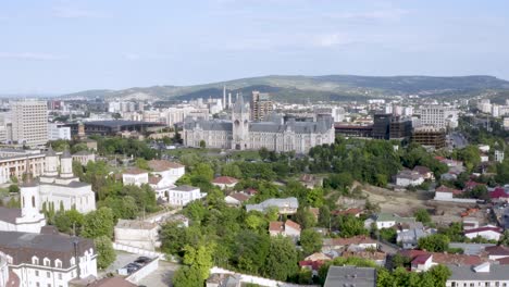 palacio de la cultura en la ciudad de iași en rumania, toma panorámica de la ciudad con drones
