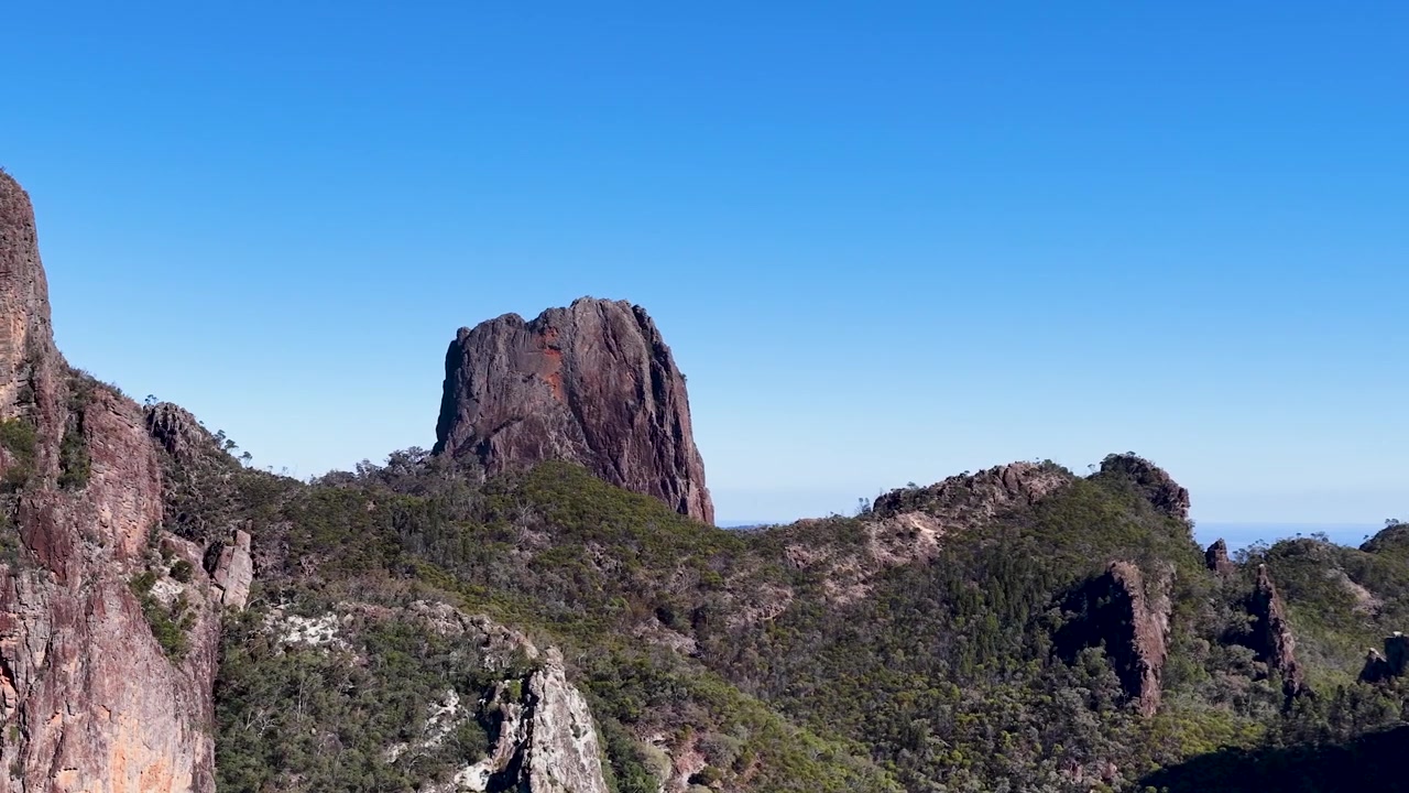 Vaste vue panoramique d'anciens necks volcaniques et de crêtes montagneuses accidentées sous un ciel bleu clair