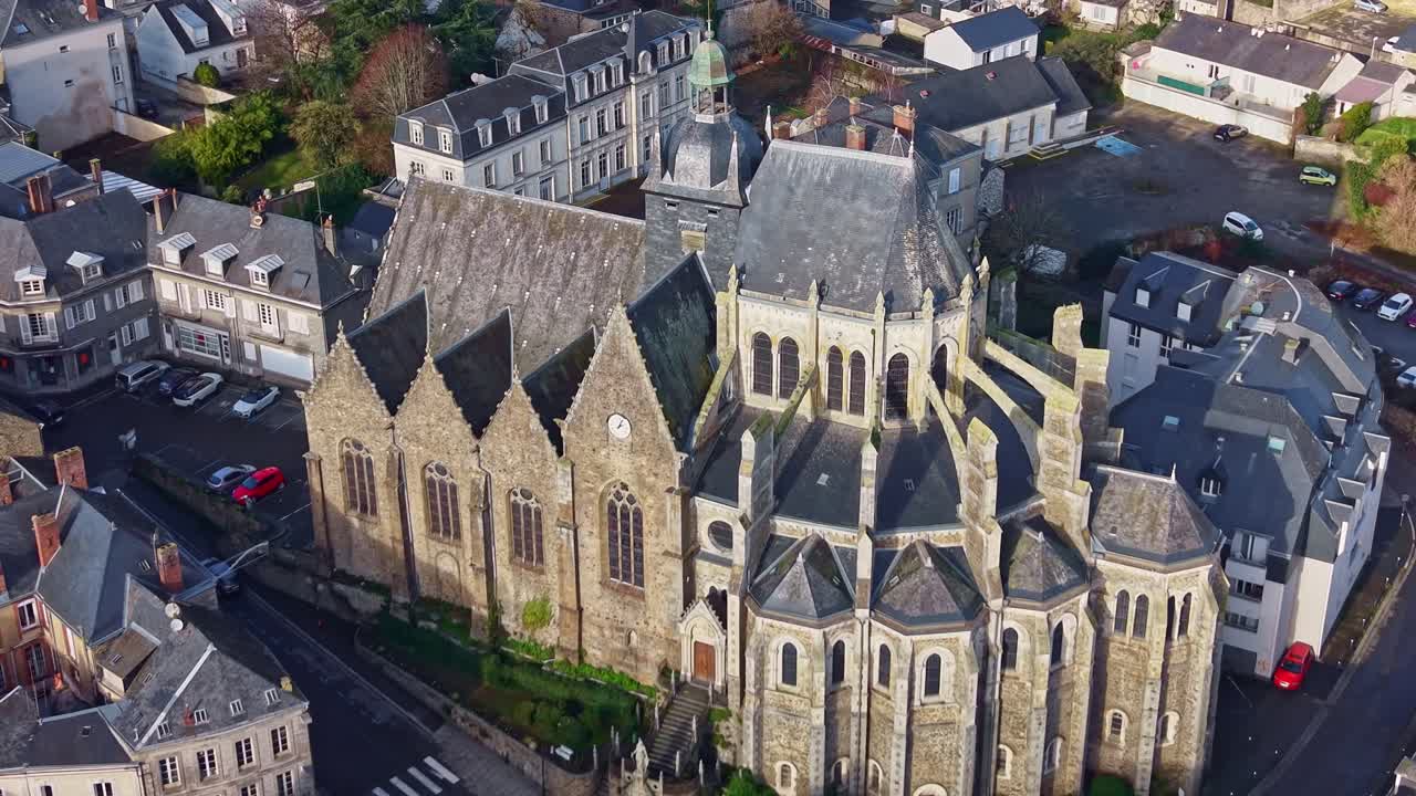 Lennokki vetäytyy ja nousee Basilique Notre-Dame-des-Miraclesin yläpuolelle paljastaen ympäröivän kaupungin Mayennessa.