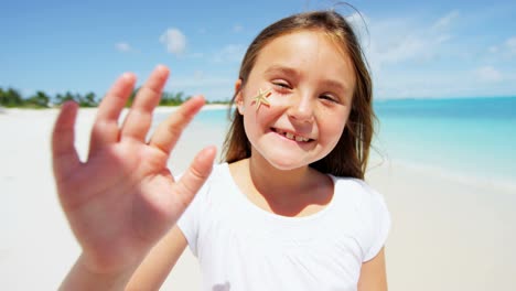 retrato de una chica caucásica sonriente en la playa de la isla