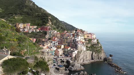 Manarola-Cinque-Terre-Italia-Vuelo-Lateral-Aéreo-Muestra-Casas-En-El-Acantilado