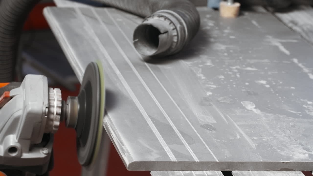 полировка плитки с помощью шлифовальной машины