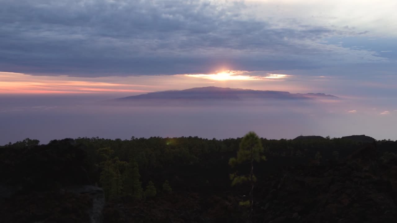 timelapse puesta de sol sobre la gomera desde el parque nacional del teide con el sol asomando entre las nubes
