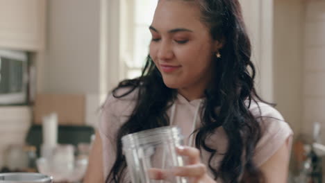 Feliz-Adolescente-Con-Sobrepeso-Bailando-En-La-Cocina-Haciendo-Batidos-Divirtiéndose-Celebrando-Una-Dieta-Saludable-En-Casa-Disfrutando-Del-Compromiso-Con-El-Estilo-De-Vida