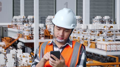 trabajador de almacén que utiliza un teléfono inteligente