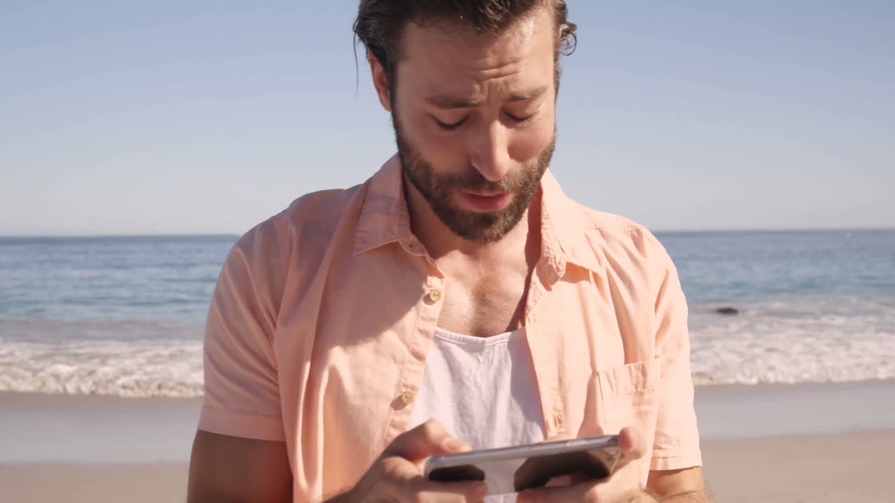 Przystojny mężczyzna patrzący w swój telefon komórkowy