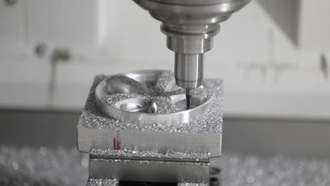 máquina de fresado cnc para metalurgia. corte de metal tecnología de procesamiento moderna.