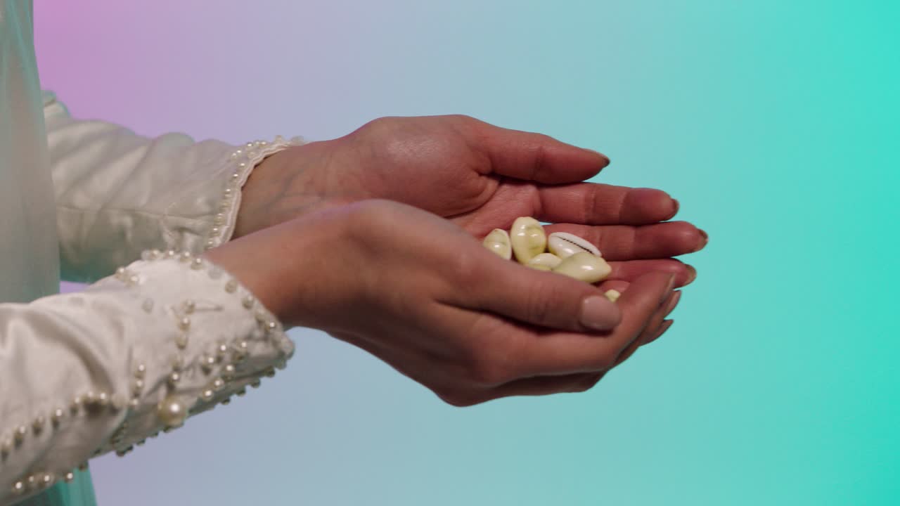 manos sosteniendo pastillas