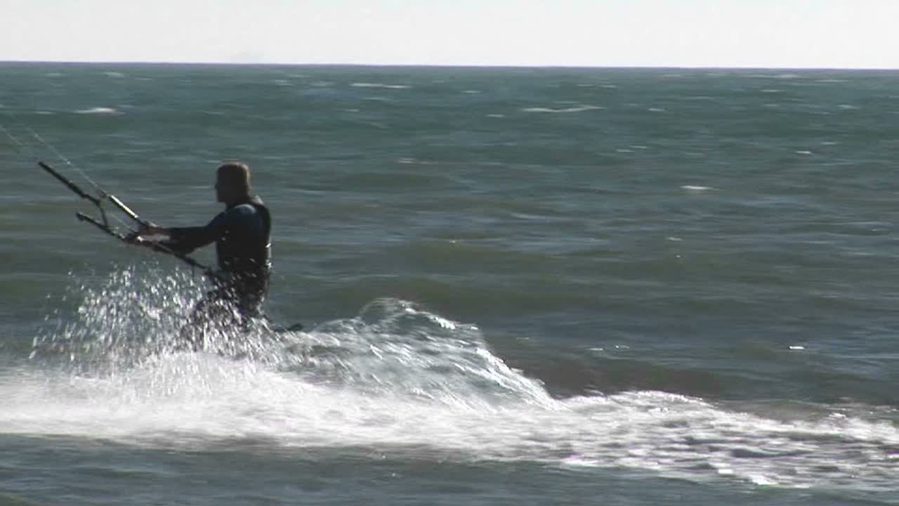 カイトサーファーが波から空気をキャッチ