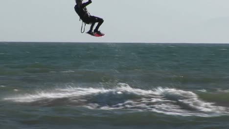 Un-Kitesurfista-Toma-Aire-De-Una-Ola