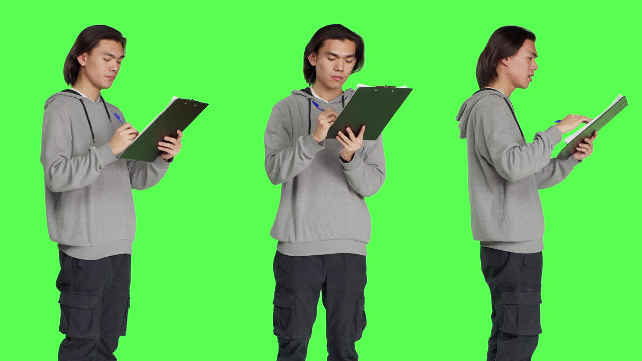 아시아인 남자가 파일에 있는 정보를 읽습니다.