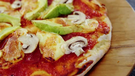 pizza al horno con aderezos de aguacate y hongos