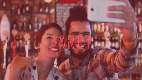 animación del texto de neón de la fiesta roja sobre varios amigos tomando selfies en el bar
