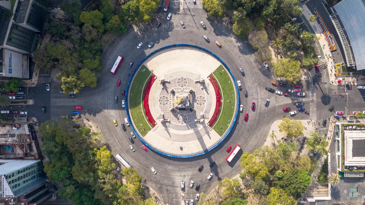 Timelapse aereo dall'alto dell'Ángel de la Independencia a Città del Messico, che mostra il flusso di traffico circolare e la simmetria urbana da una prospettiva di drone statico.
