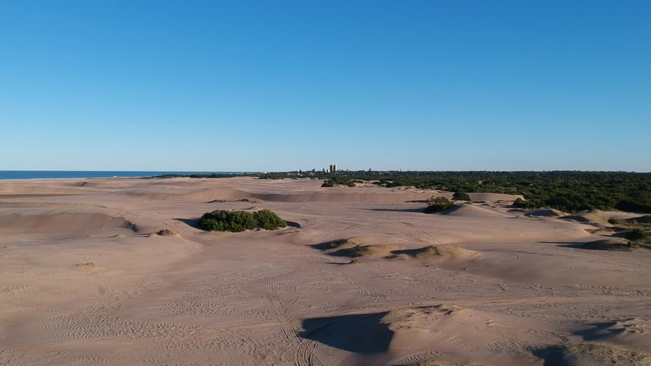 imágenes aéreas de las dunas y la playa