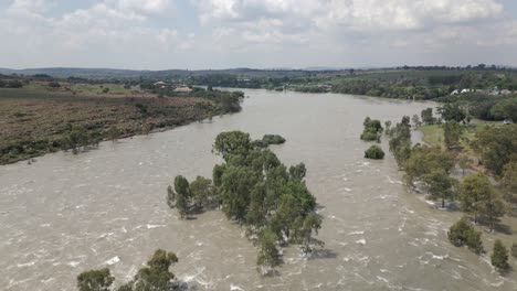 sobrevuelo aéreo bajo de agua de río turbia alta en inundación de primavera