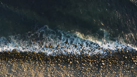 Tracking-view-directly-above-rocky-shore,-Pacific-Ocean-along-Oregon-Coast